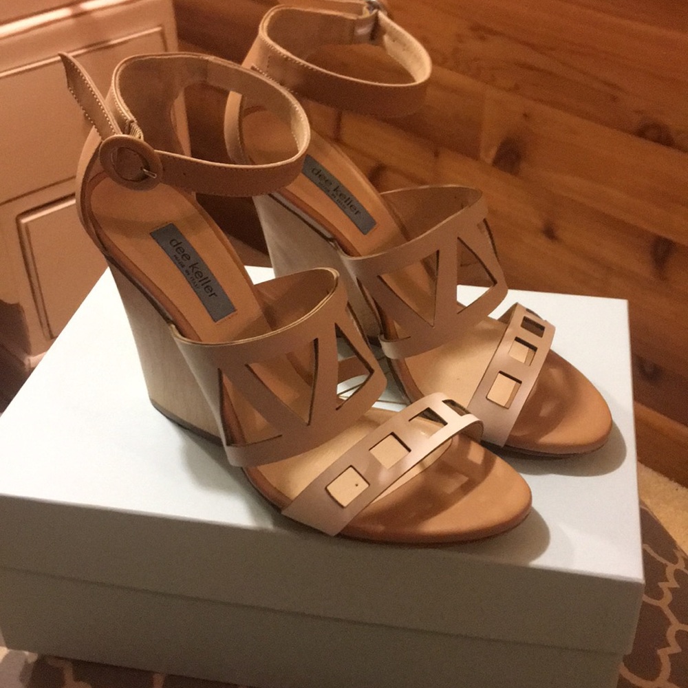 Dee Keller tan/white wood heel